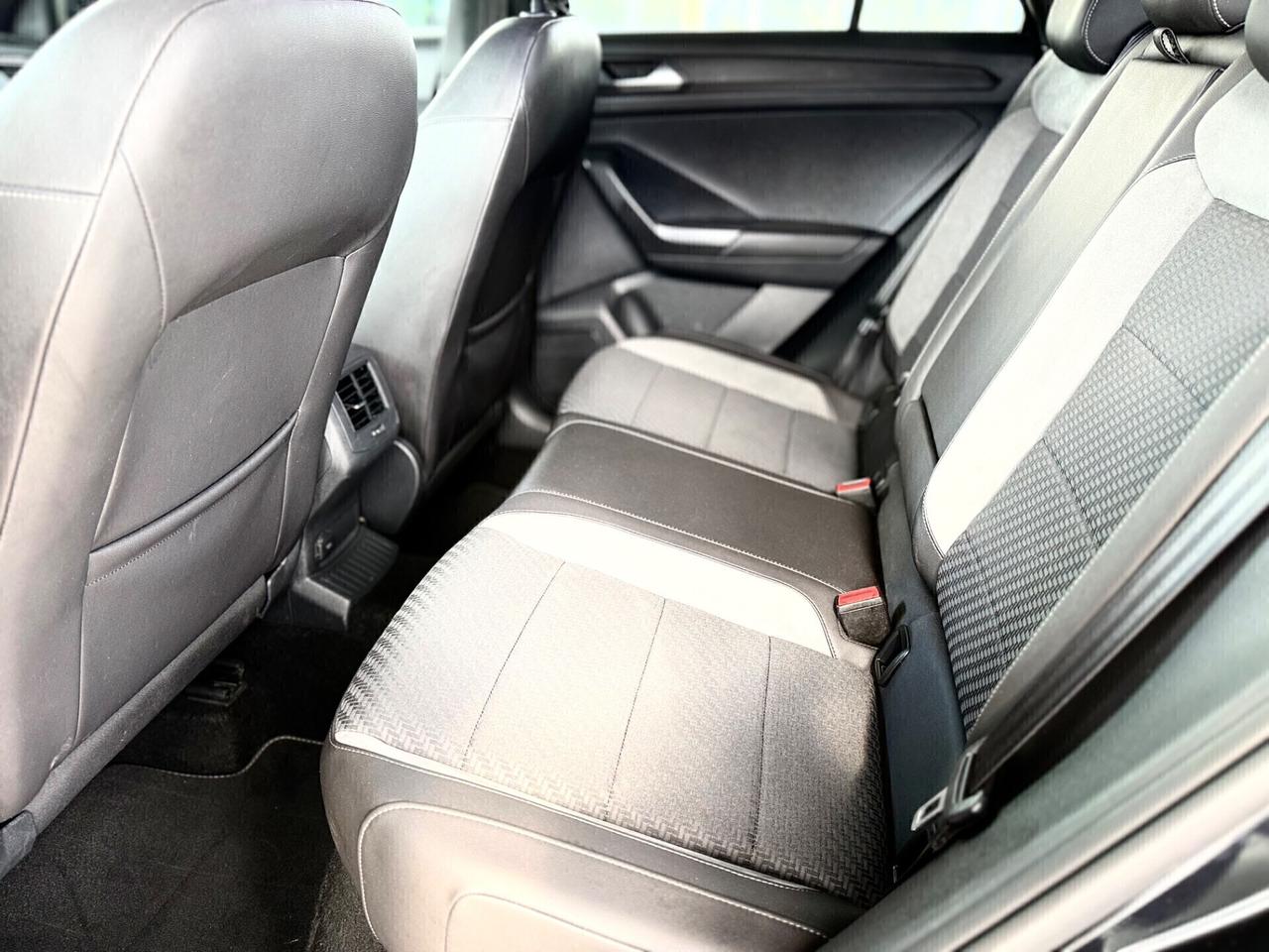 VW T-Roc 1.5 TSI R-LINE *LED*CERCHI18*SENSORI*DSG