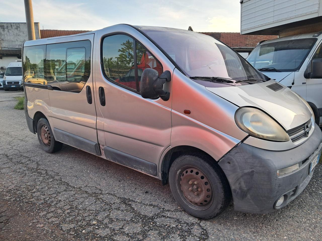 VIVARO 6 POSTI AUTOCARRO