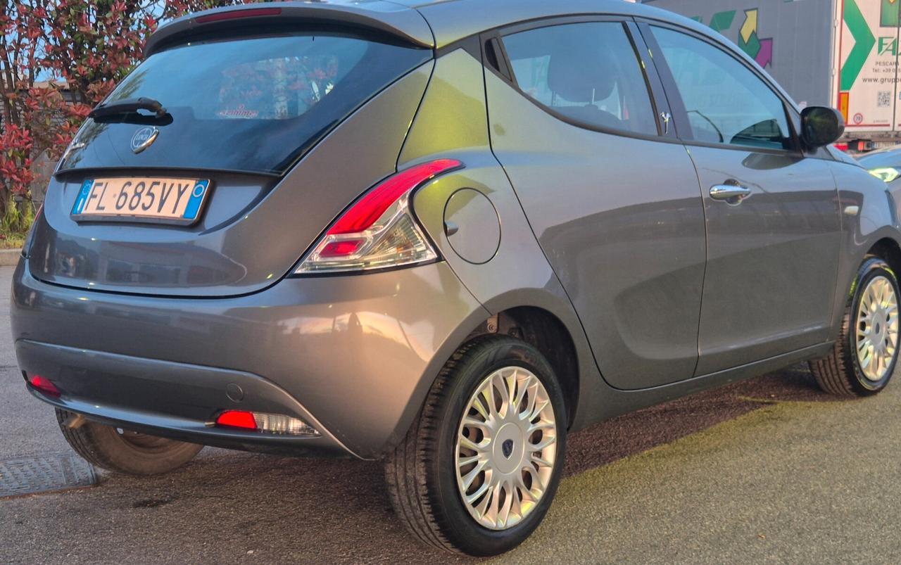 Lancia Ypsilon 1.2 69 CV 5 porte Silver