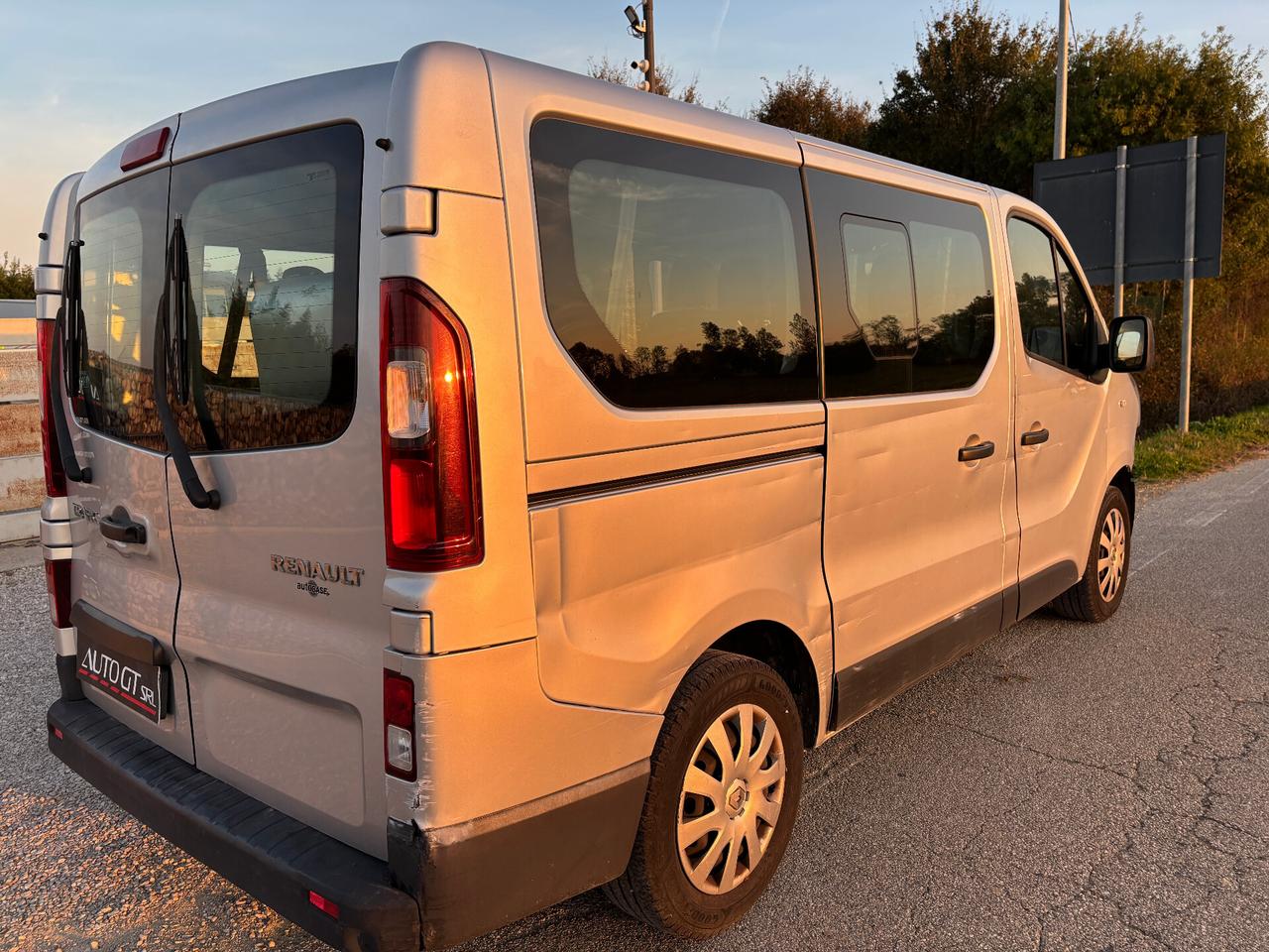Renault Trafic T29 1.6 dCi 115CV 9 POSTI