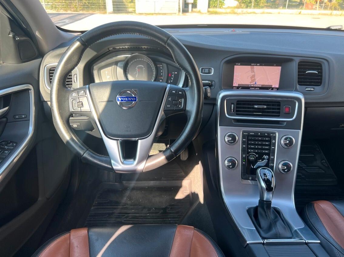 Volvo V60 Cross Country 2.0 d3 Plus geartronic - Pelle Navi Fari Led - FULL OPTIONAL