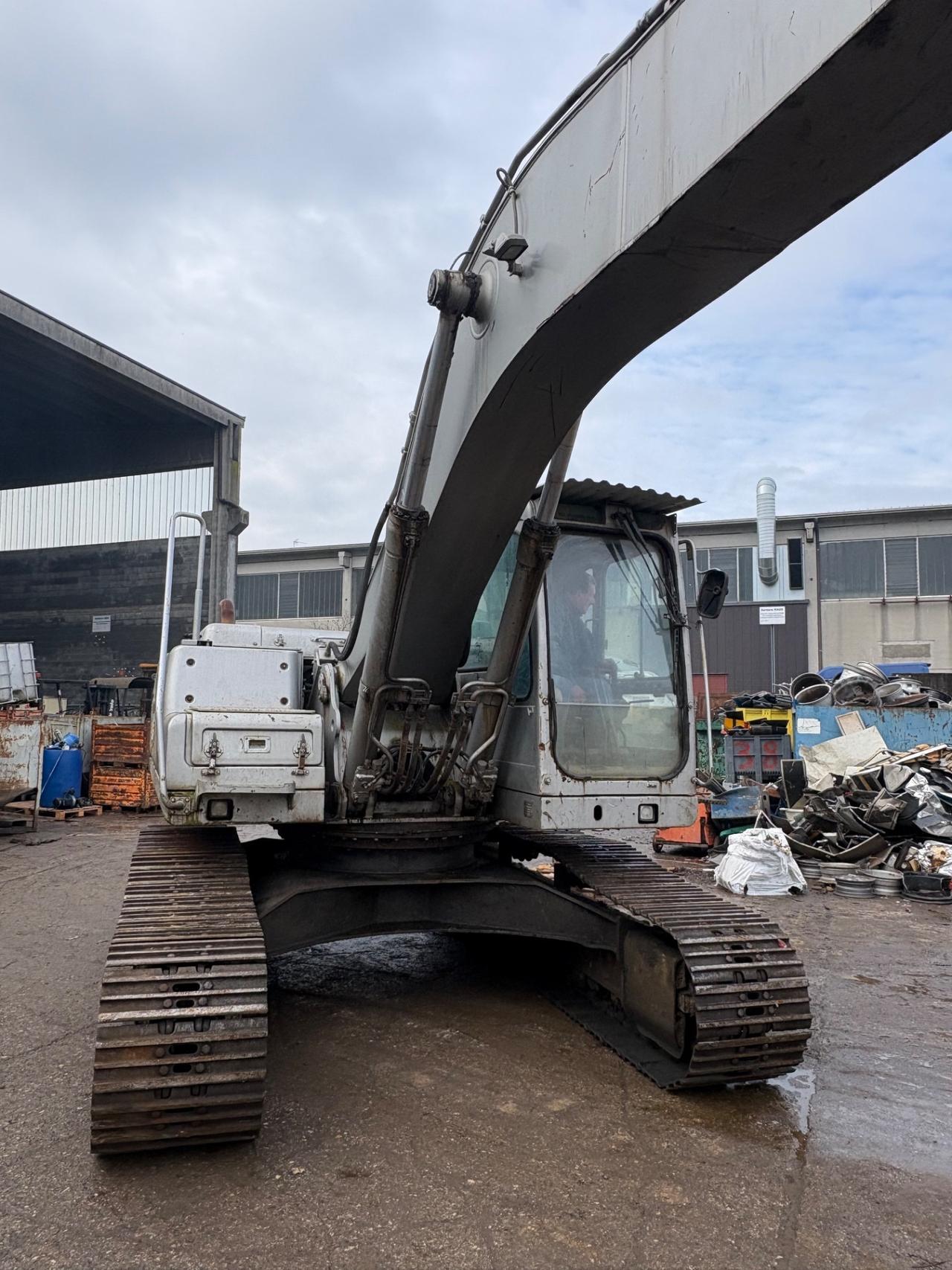 Escavatore VOLVO EC240 + cesoia per rottami