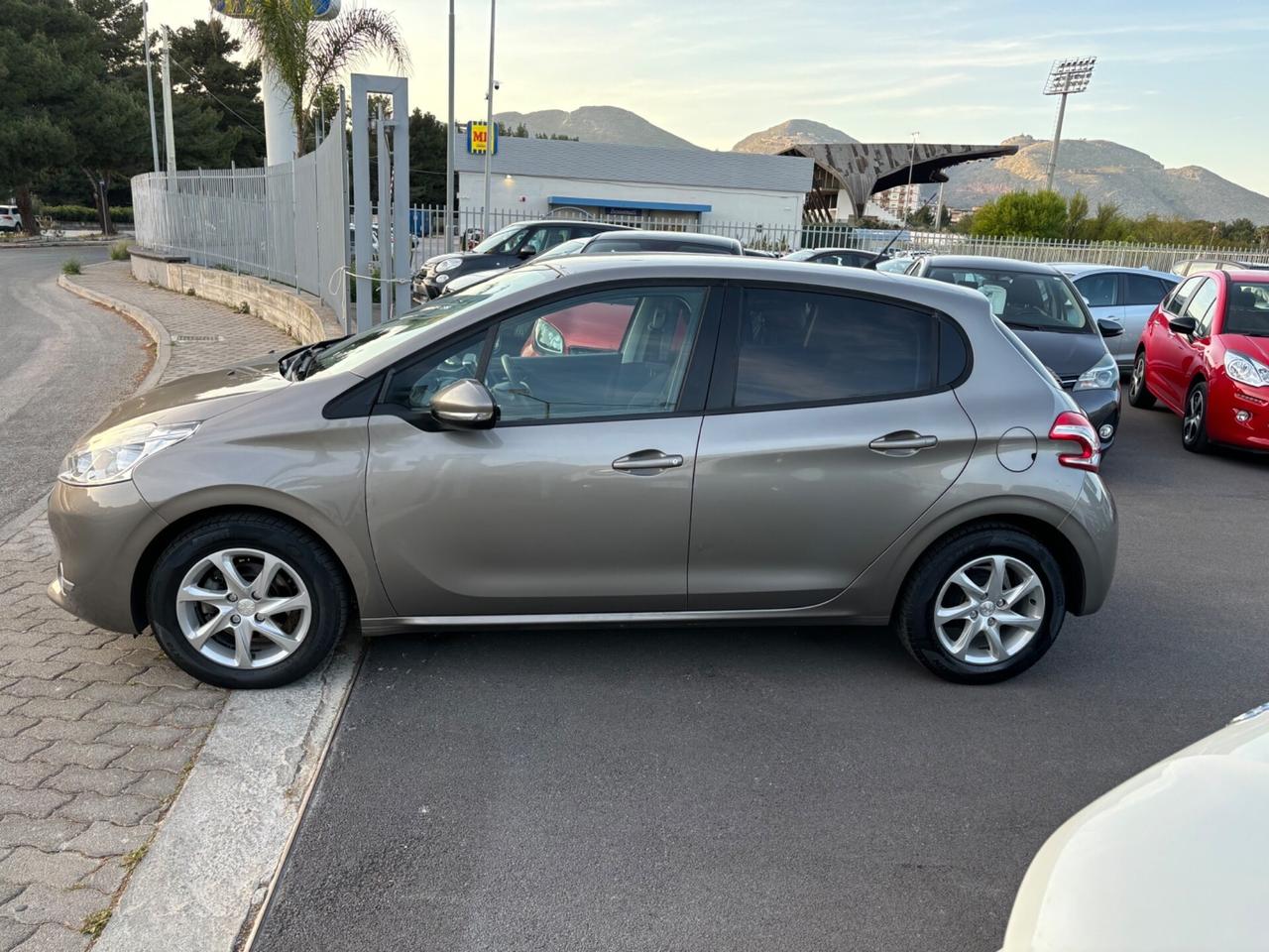 Peugeot 208 1.4 HDi 68 CV 5 porte Allure