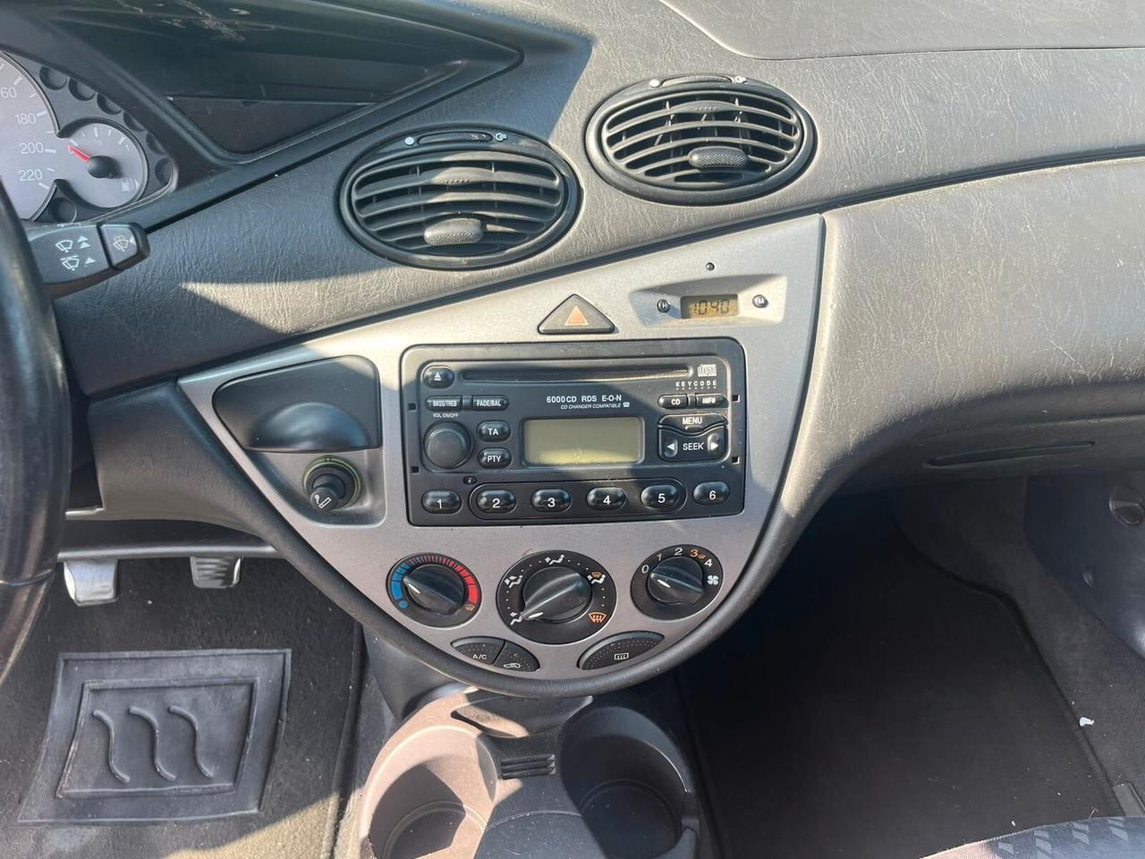 Ford Focus 1.4i 16V cat 5p. Ambiente