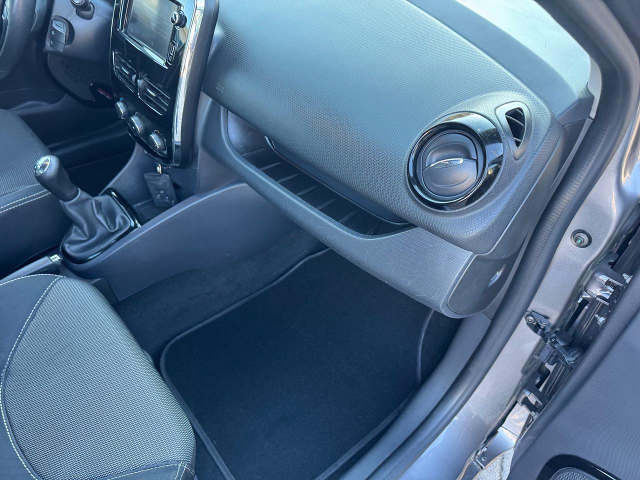 Renault Clio 1.2 75CV 5 porte neopatentati