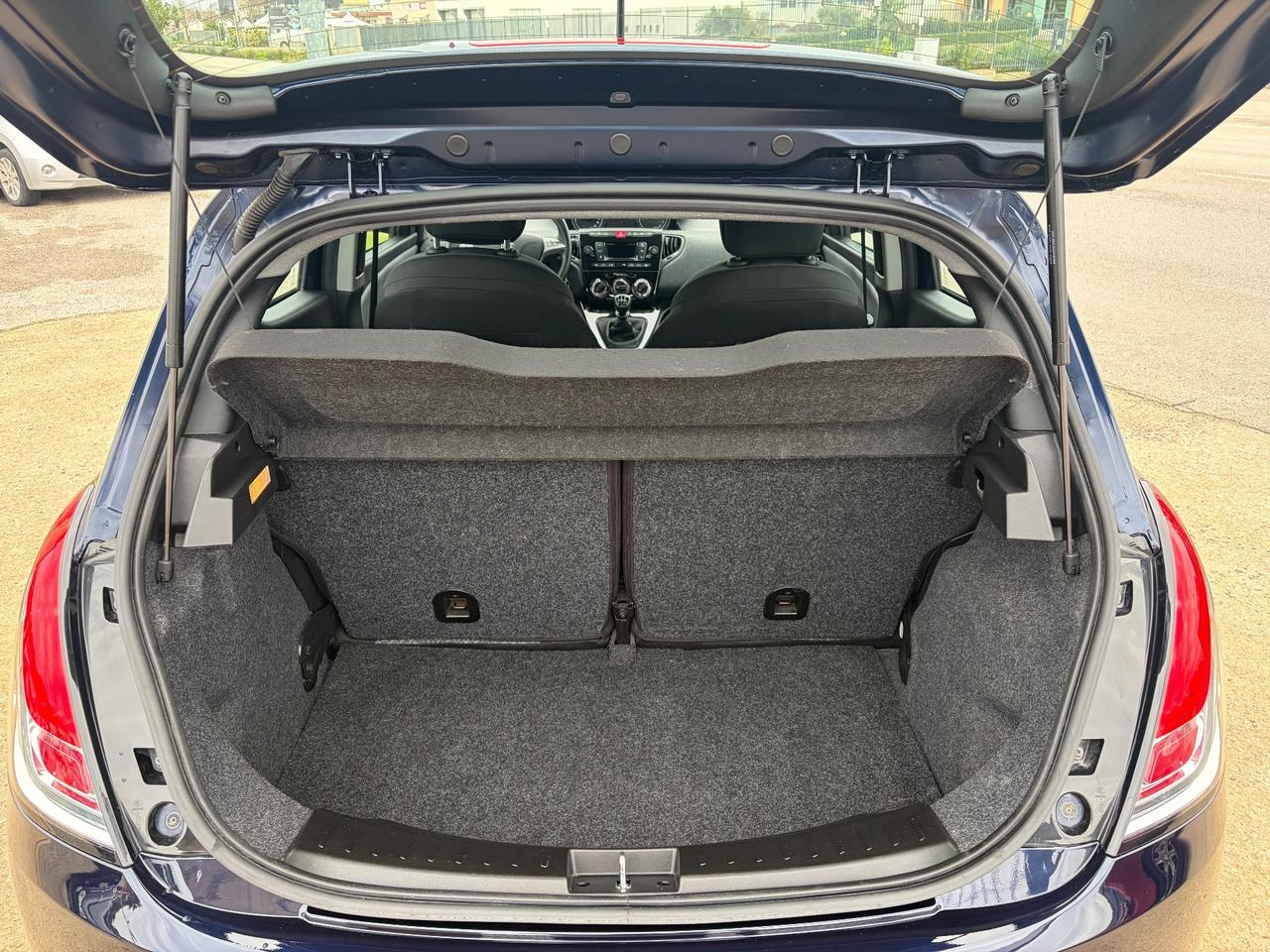 Lancia Ypsilon 1.0 FireFly 5 porte S&S Hybrid Ecochic Silver