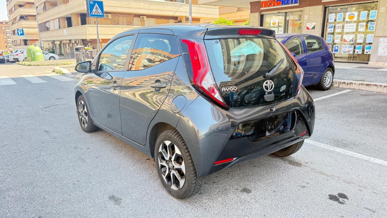 Toyota Aygo 1.0 VVT-i 72 CV 5 porte x-play LED NAVI CAR PLAY KAMER PDC BLUETOOTH CERCHI 16