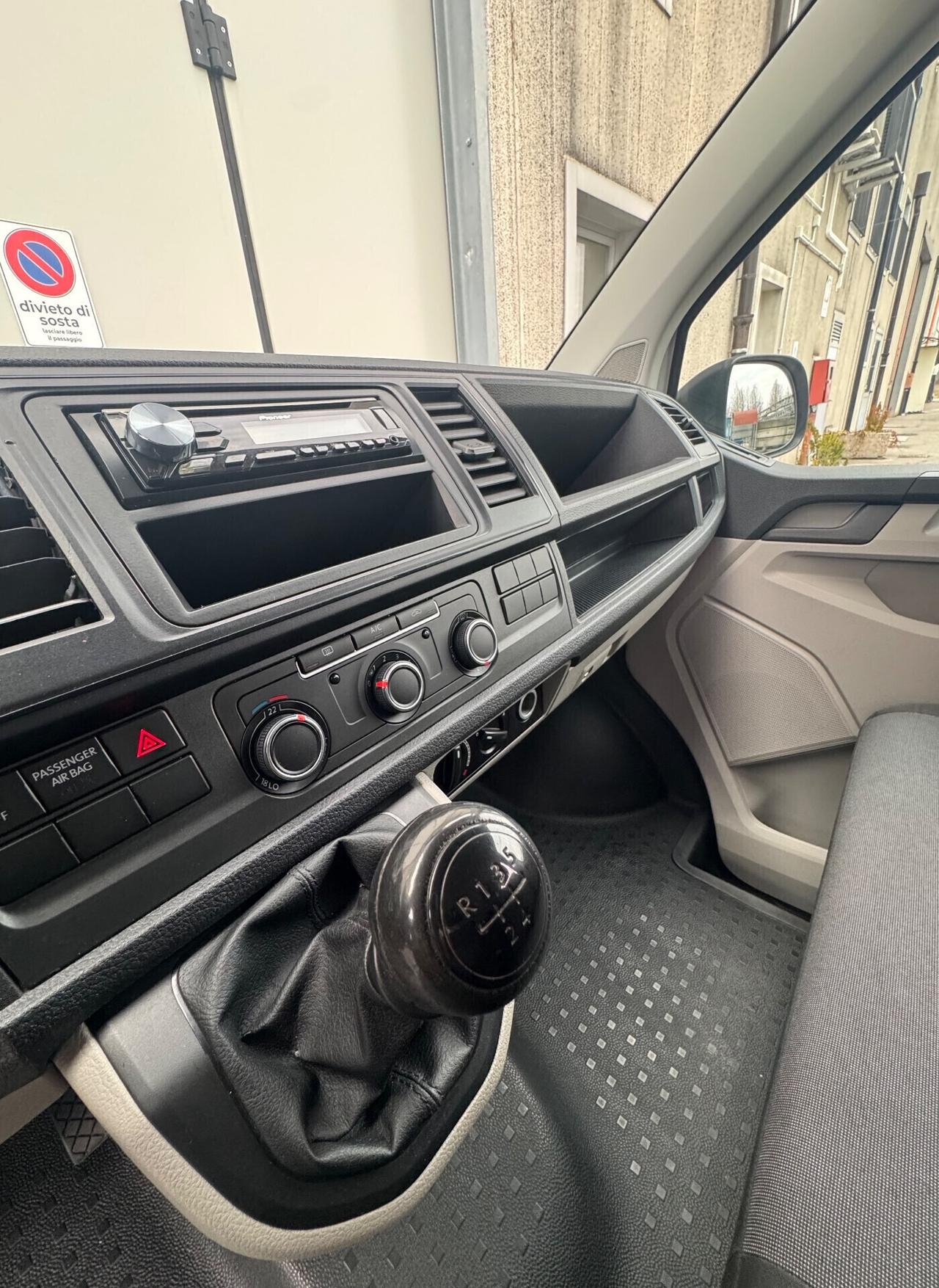Volkswagen Transporter 2.0 TDI 9 posti
