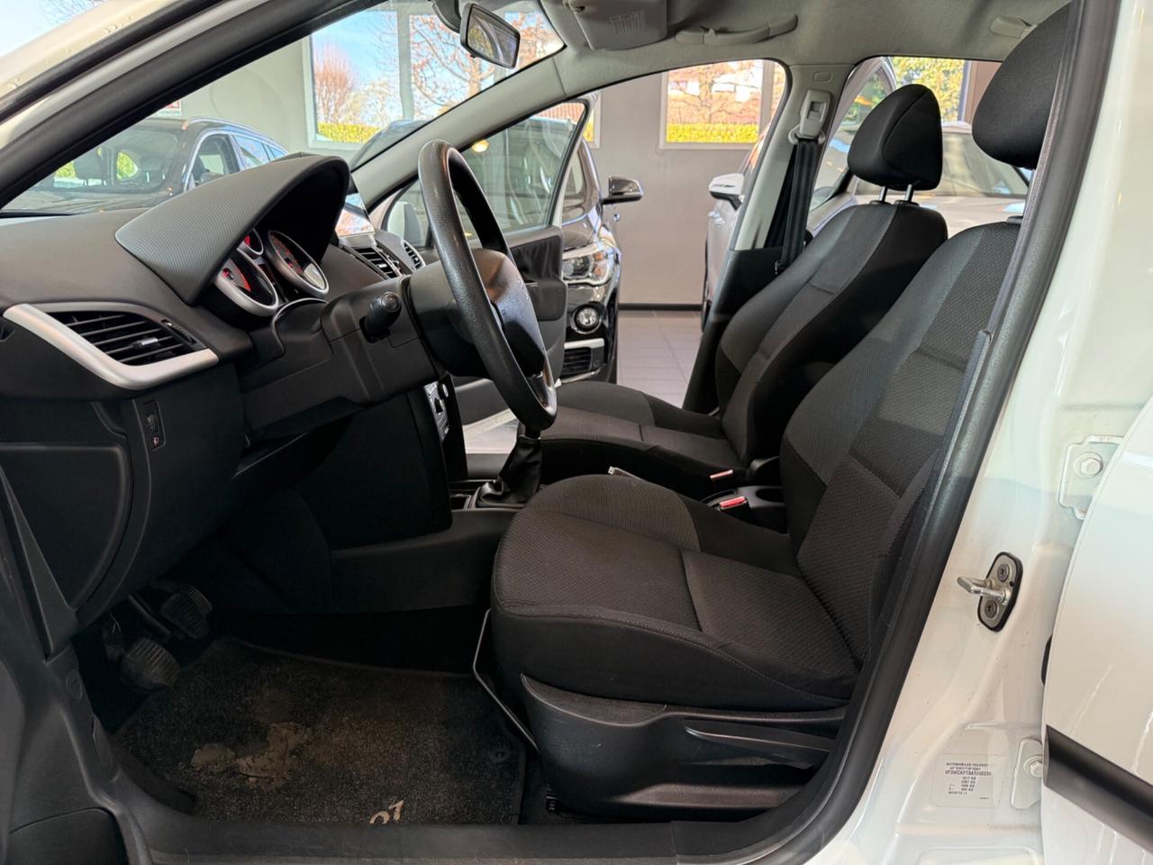 Peugeot 207 5p 1.4 73.000 KM!