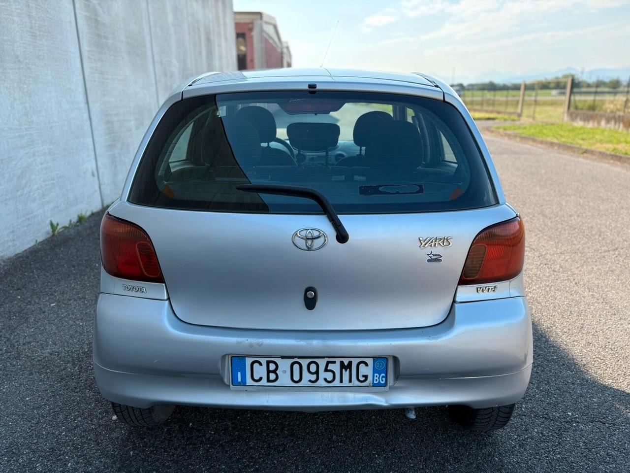 Toyota Yaris 1.0i 16V 5 porte NEOPATENTATI