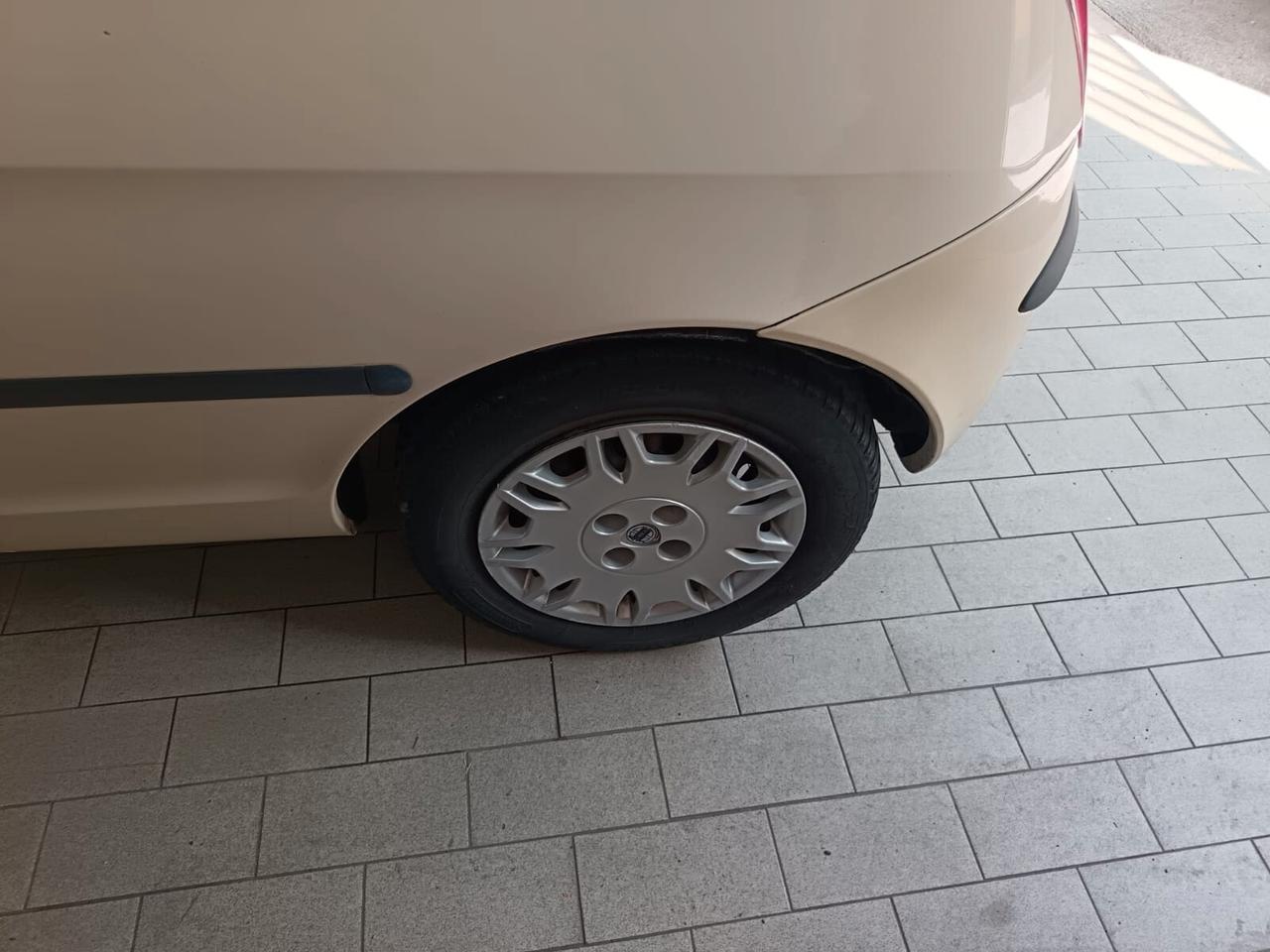 Lancia Ypsilon 1.2 16V Argento