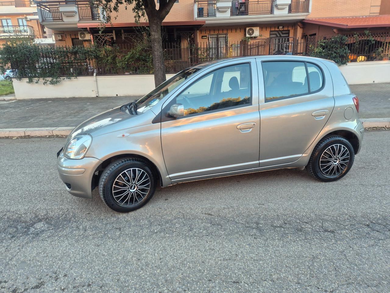 Toyota Yaris 1.0 benzina 68cv anno 05