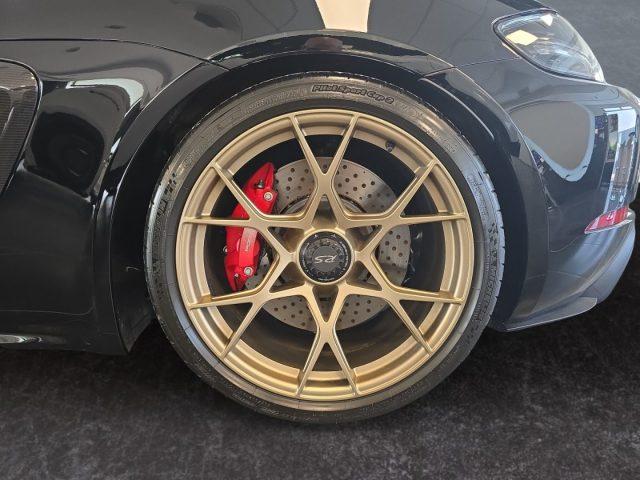 PORSCHE 718 Cayman 4.0 GT4 RS Weissach
