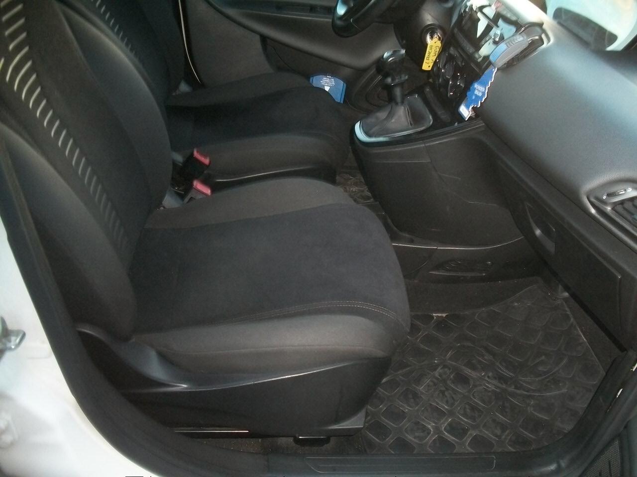 Lancia Ypsilon 1.2 69 CV 5 porte S&S Silver CC 1242 BENZINA EURO 05 KM 92630 TALIANDATI GARANZIA UN ANNO N 08 GOMME E CERCHI N 4 INVERNAL IN FERRO CON COPRI CERCHI 95X100 04 CERCHI IN LEGA ESTIVI 90X100