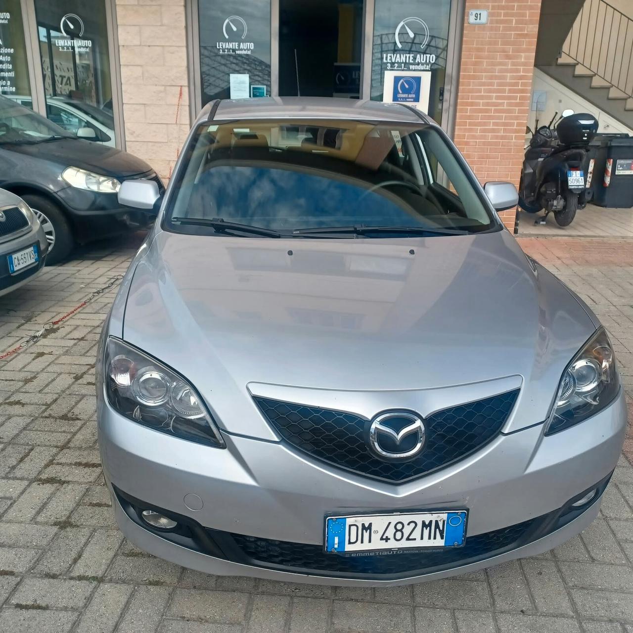 110.118 MAZDA 3 SEMBRA NUOVA OK NEOPATENTATI