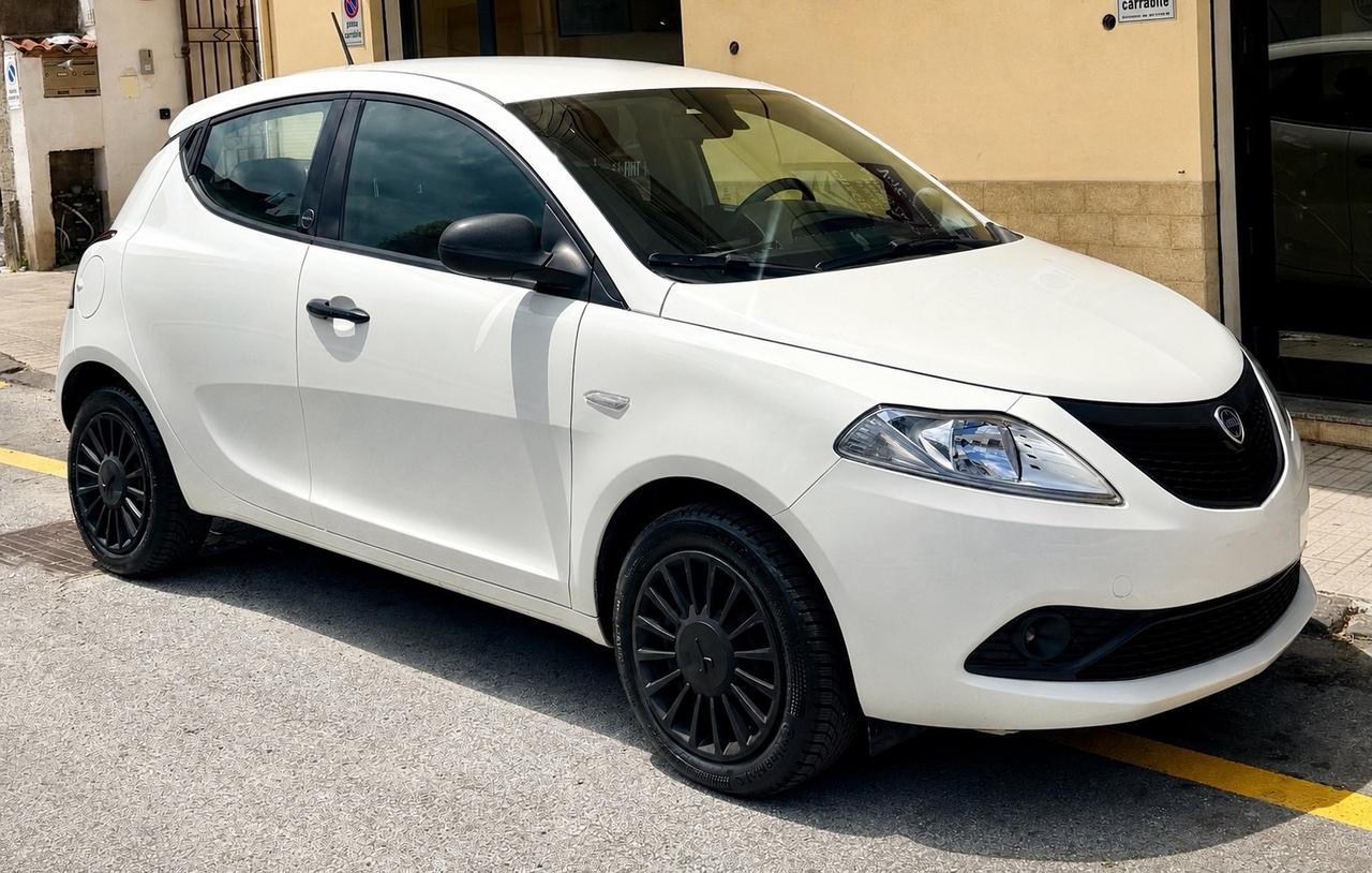 Lancia Ypsilon 1.0 FireFly 5 porte S&S Hybrid Ecochic Silver