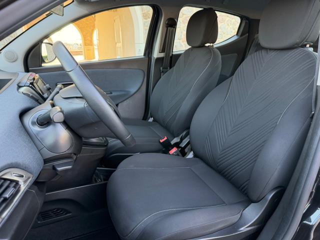 LANCIA Ypsilon HYBRID GOLD+NAVI+SENSORI+5POSTI+LED