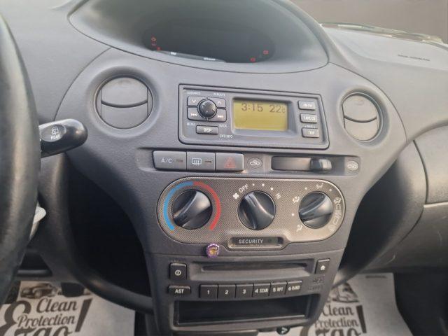 TOYOTA Yaris 1.0i 16V cat 5 porte Sol