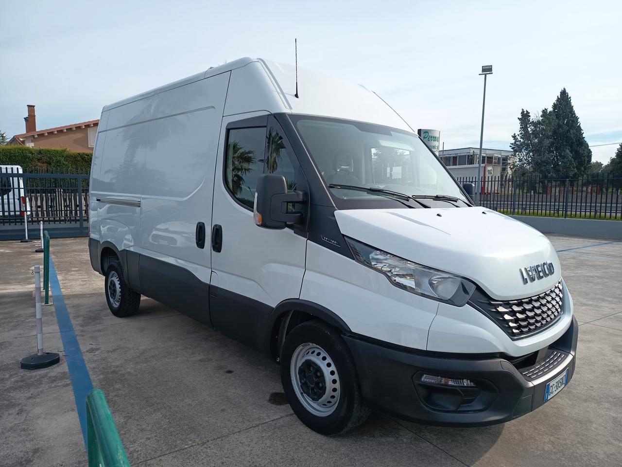 Iveco Daily 33S12 2.3 H2 Cabinato