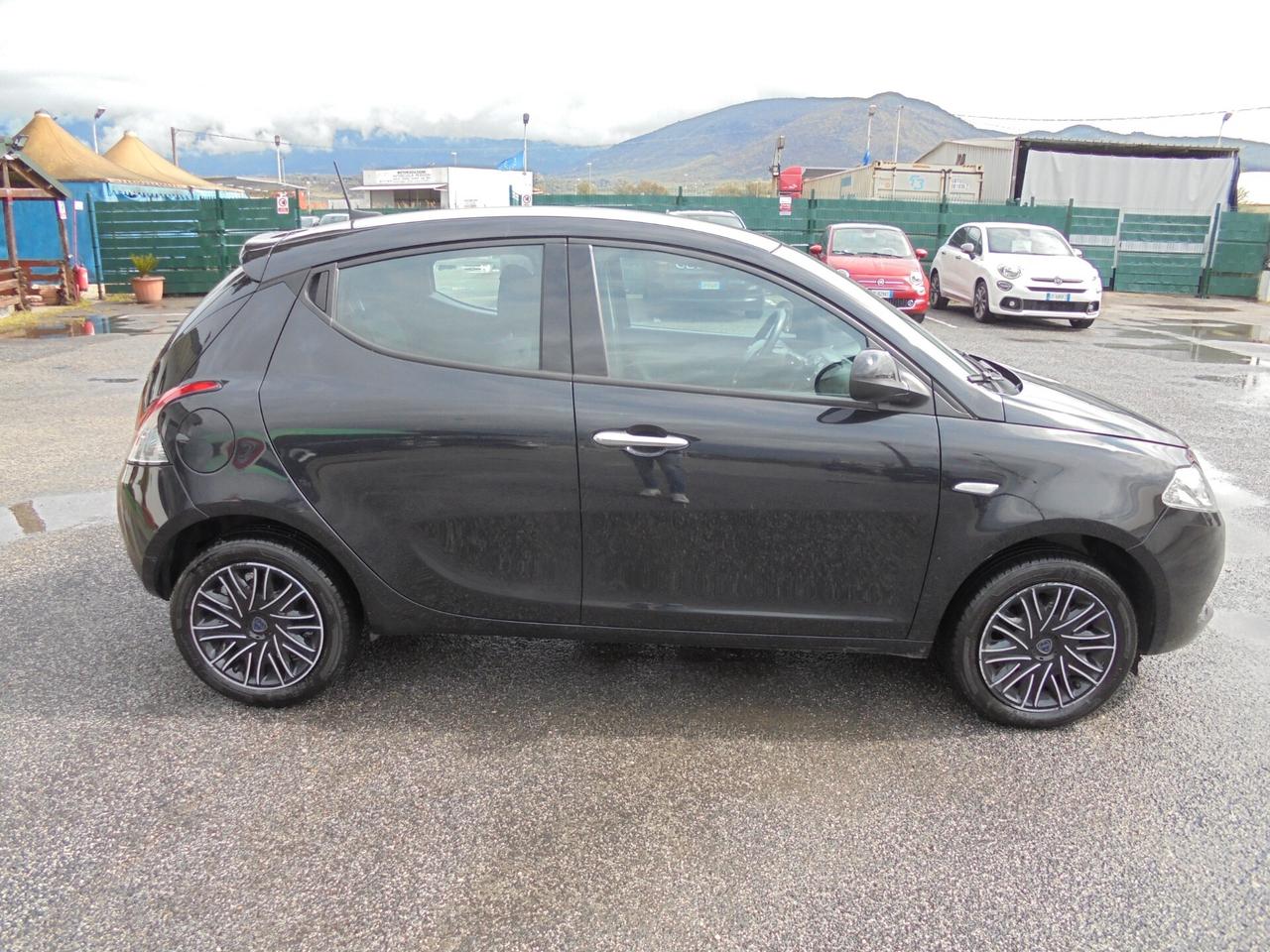 Lancia Ypsilon 1.0 FireFly 5 porte S&S Hybrid Silver