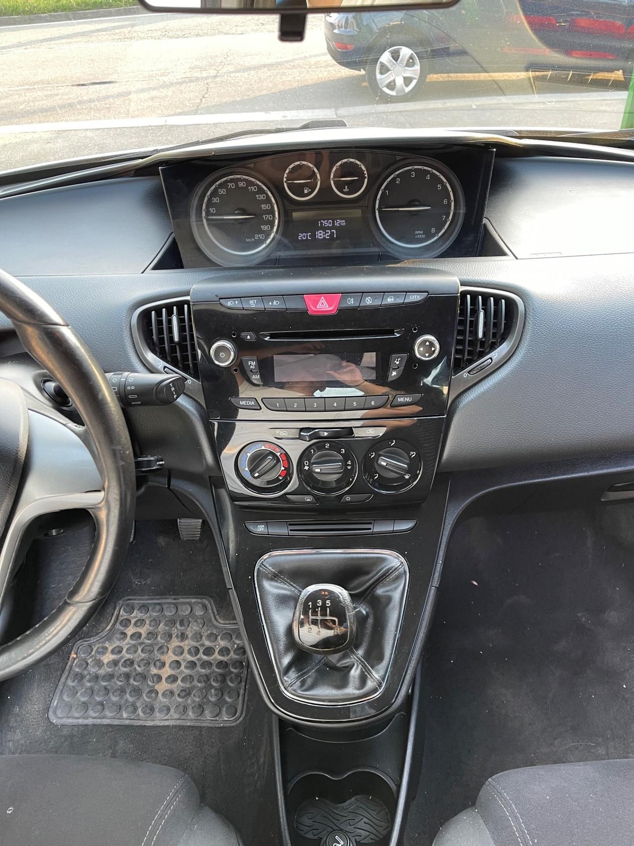 Lancia Ypsilon 1.2 69 CV 5 porte S&S Silver