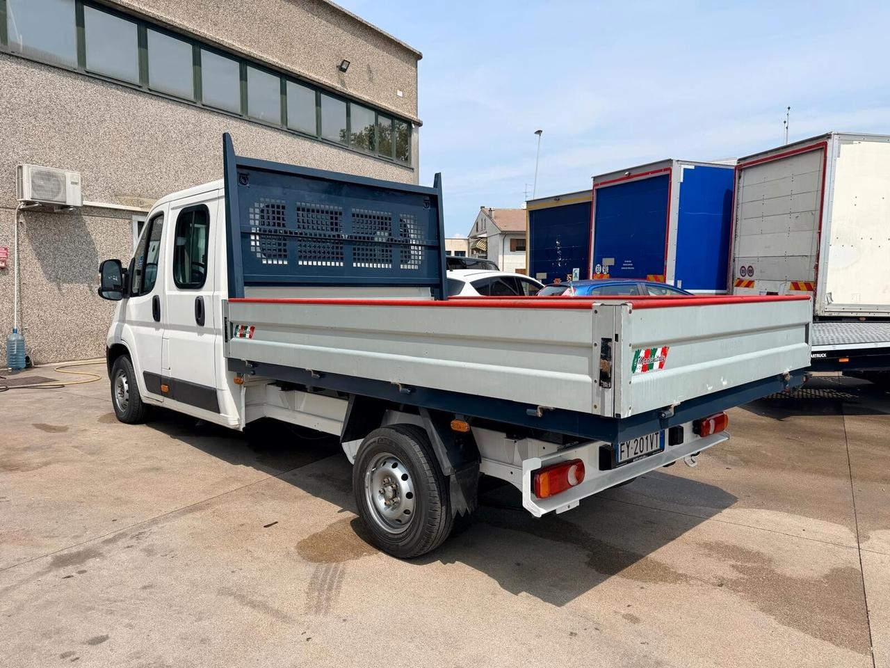 Citroen Jumper 140cv cabina doppia 7 posti con cassone fisso.