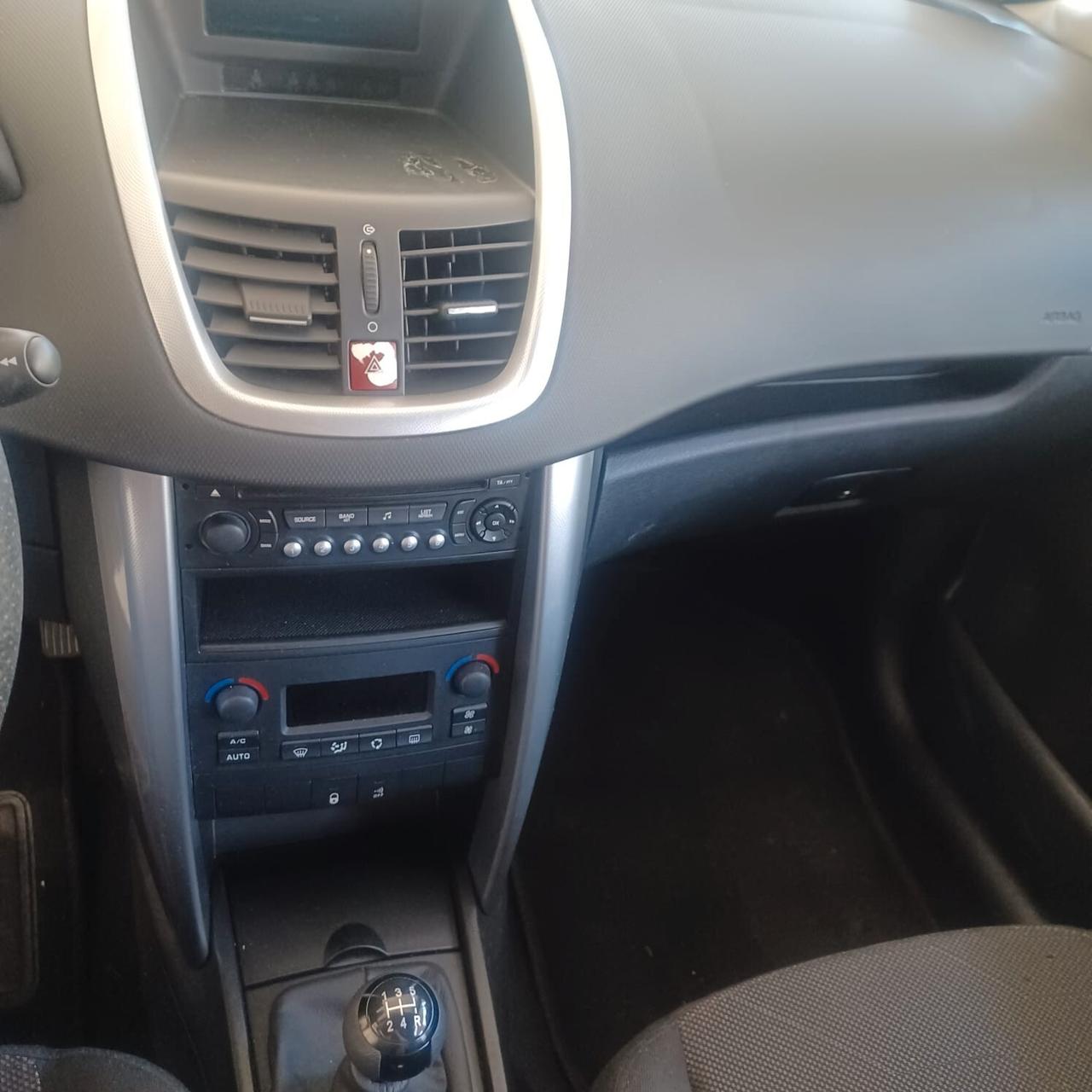 96438 km PEUGEOT 207 1.4 NEOPATENTATI