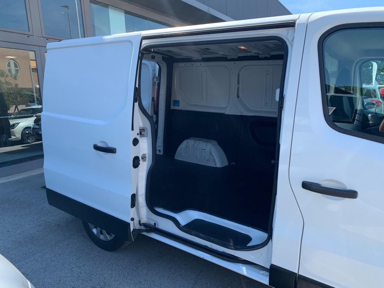 Opel Vivaro FURGONE L1H1 3 pt con Gancio Traino