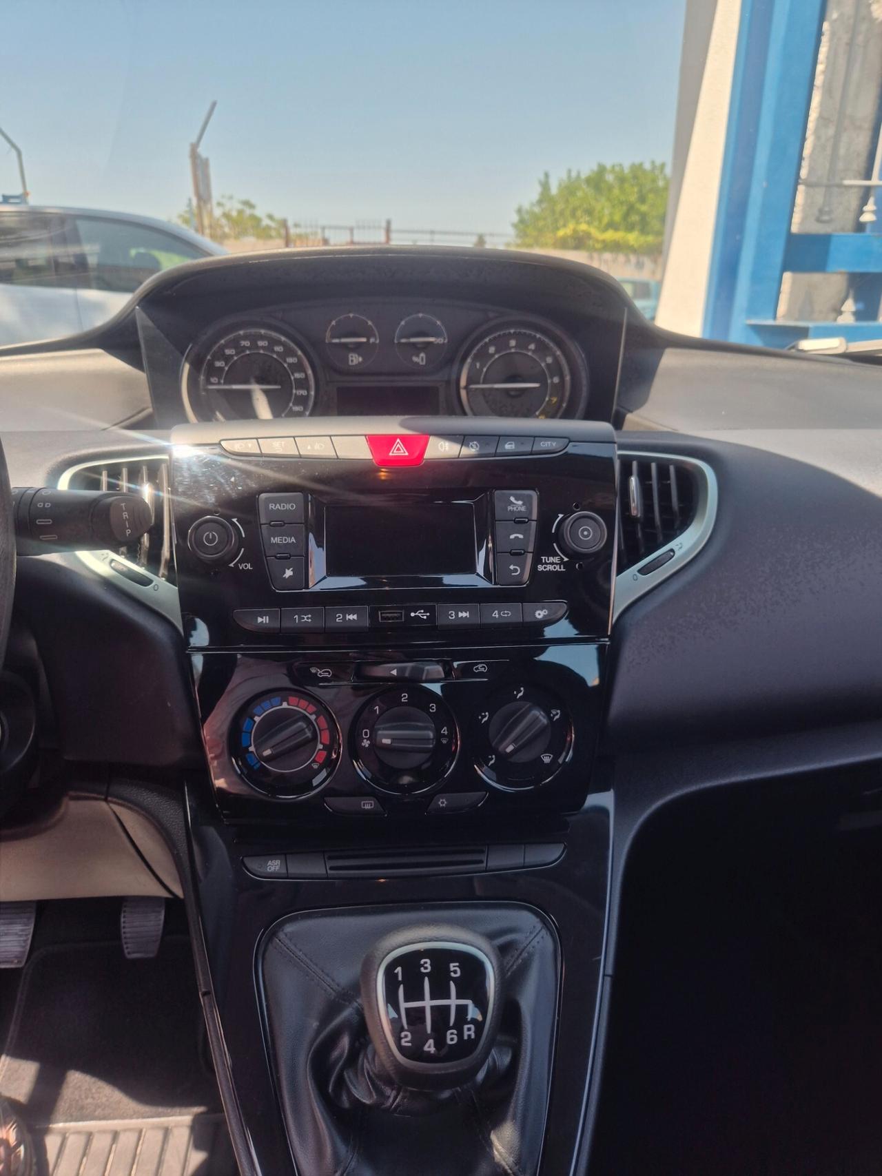 Lancia Ypsilon 1.0 FireFly solo 6000 km ANNO 2023