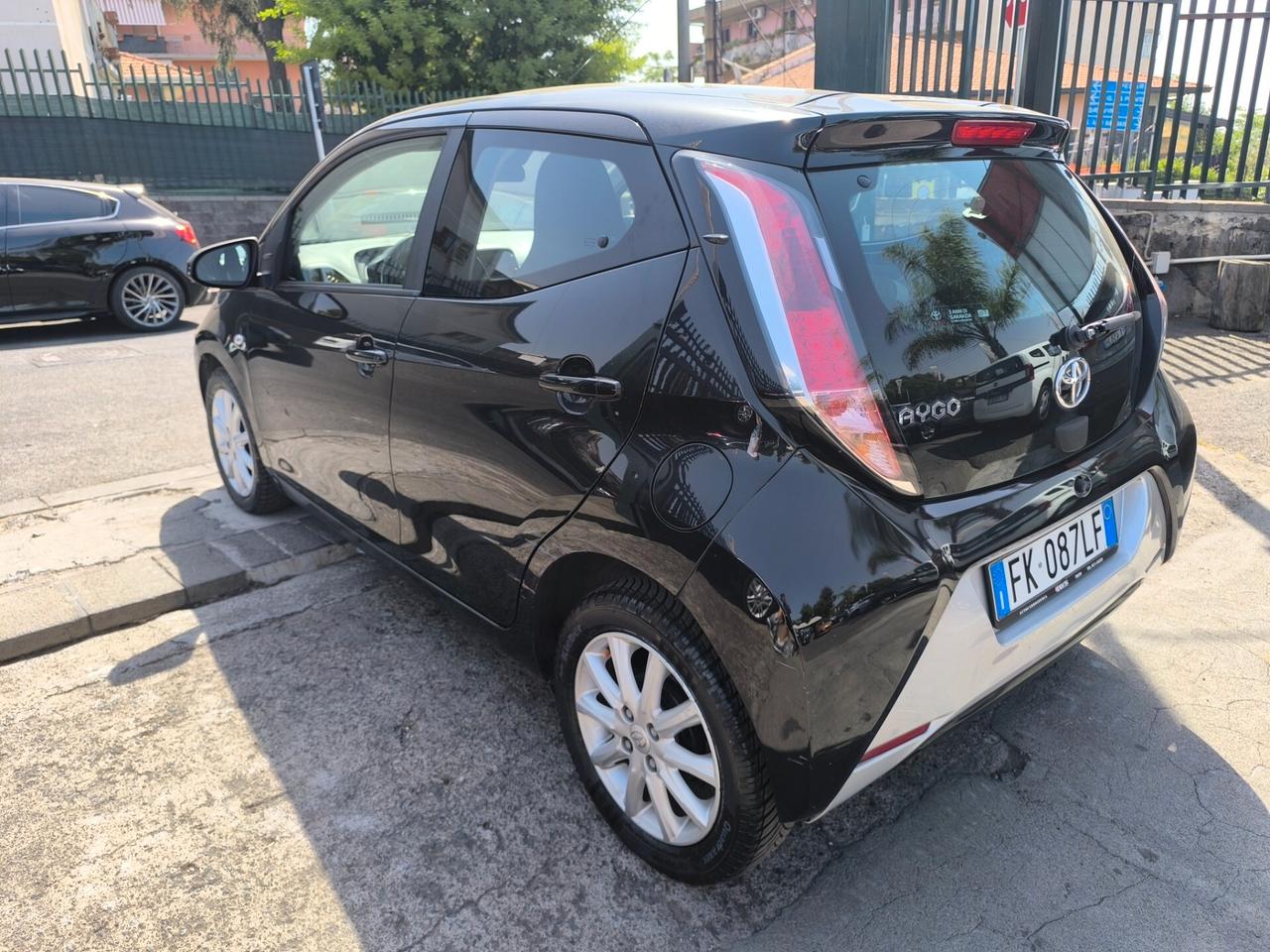 Toyota Aygo 1.0 VVT-i 69 CV 5 porte x-black TSS
