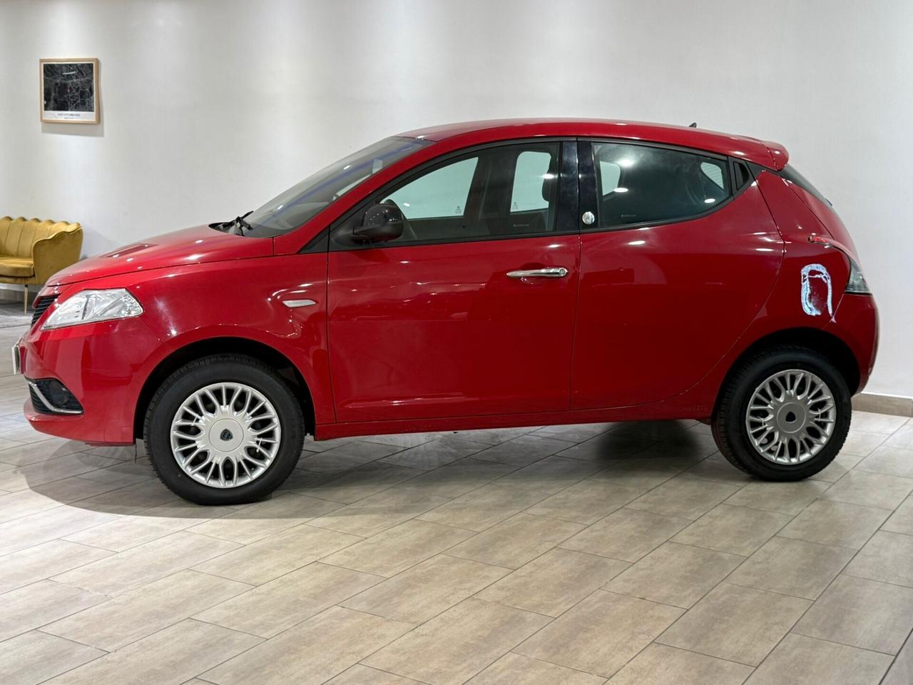 Lancia Ypsilon anno 2017 motore nuovo KM0