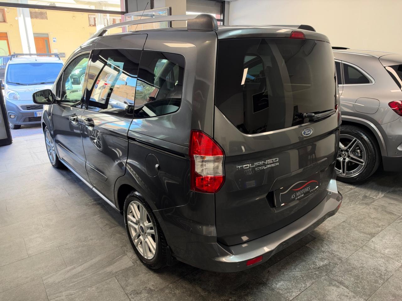 Ford Tourneo Courier 1.5 TDCI 95 CV Titanium