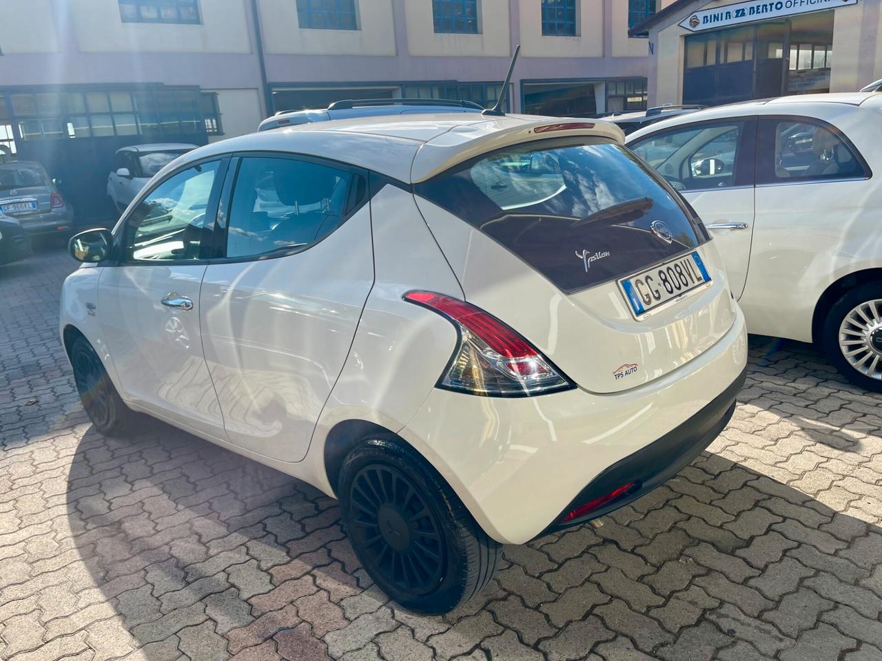 Lancia Ypsilon 1.0 FireFly 5 porte S&S Hybrid Silver