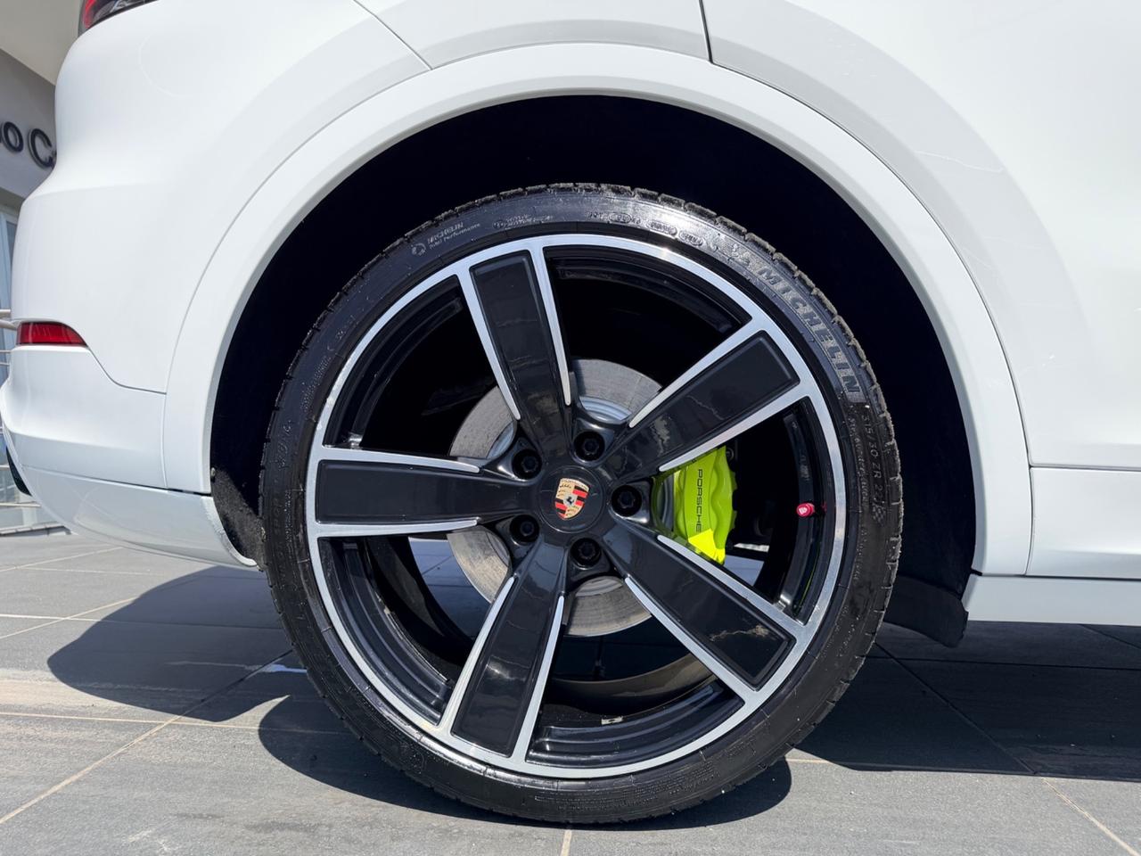 Porsche Cayenne Coupé 3.0 V6 E-Hybrid white edition