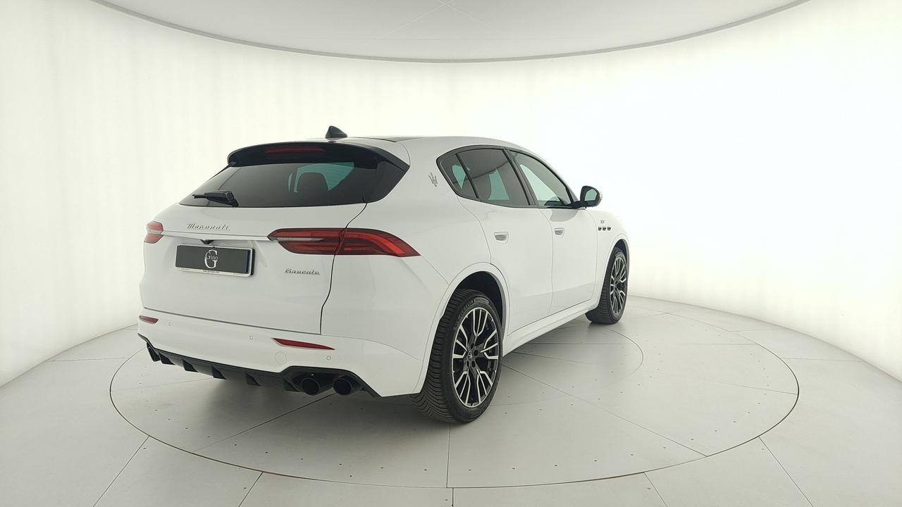 MASERATI Grecale GT Hybrid 300 My23 Nerissimo Package