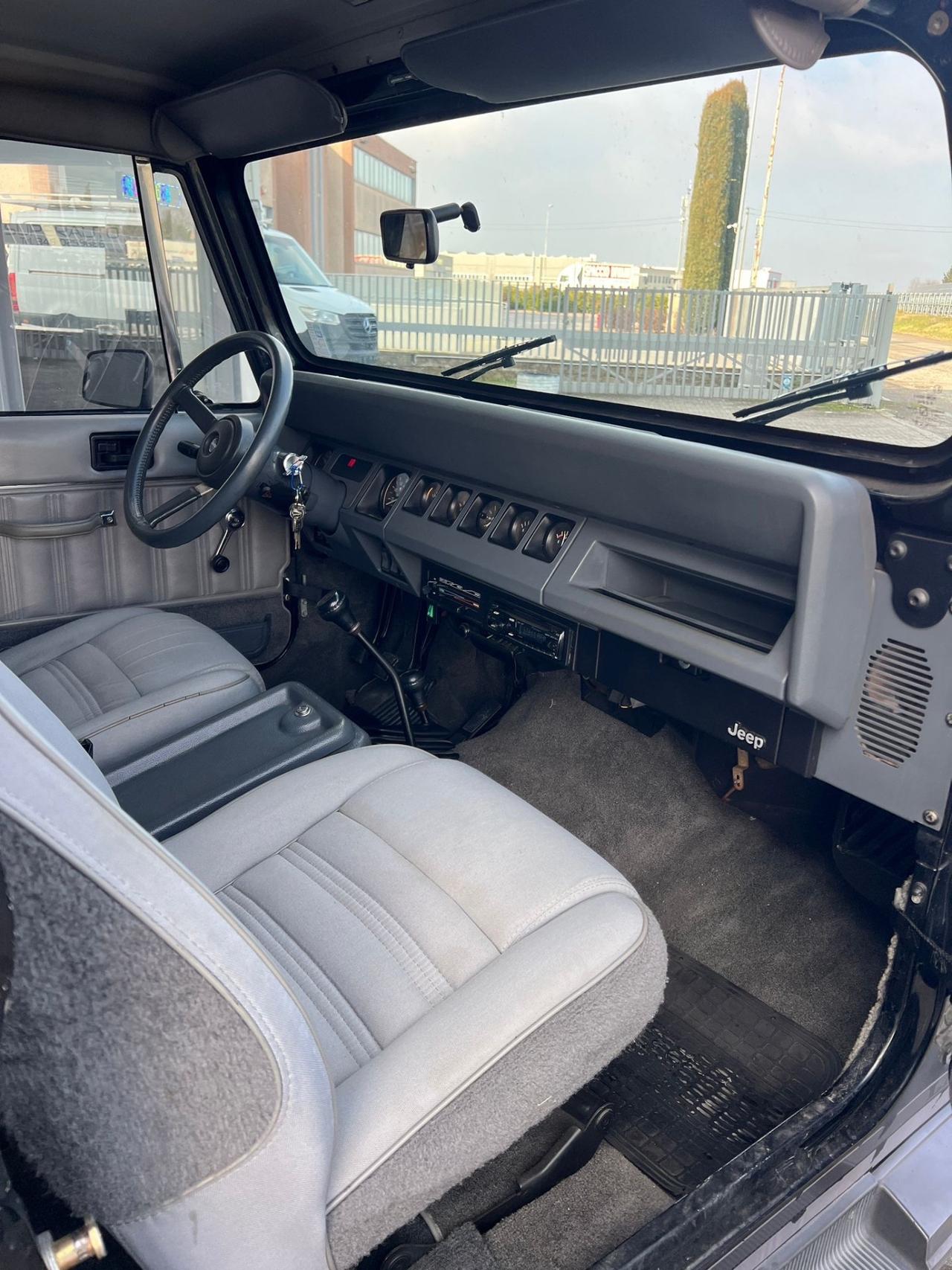 Jeep Wrangler 2.5 Laredo