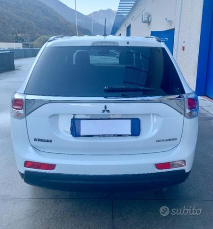 MITSUBISHI Outlander 2.2 DI-D 4WD Instyle AUT.