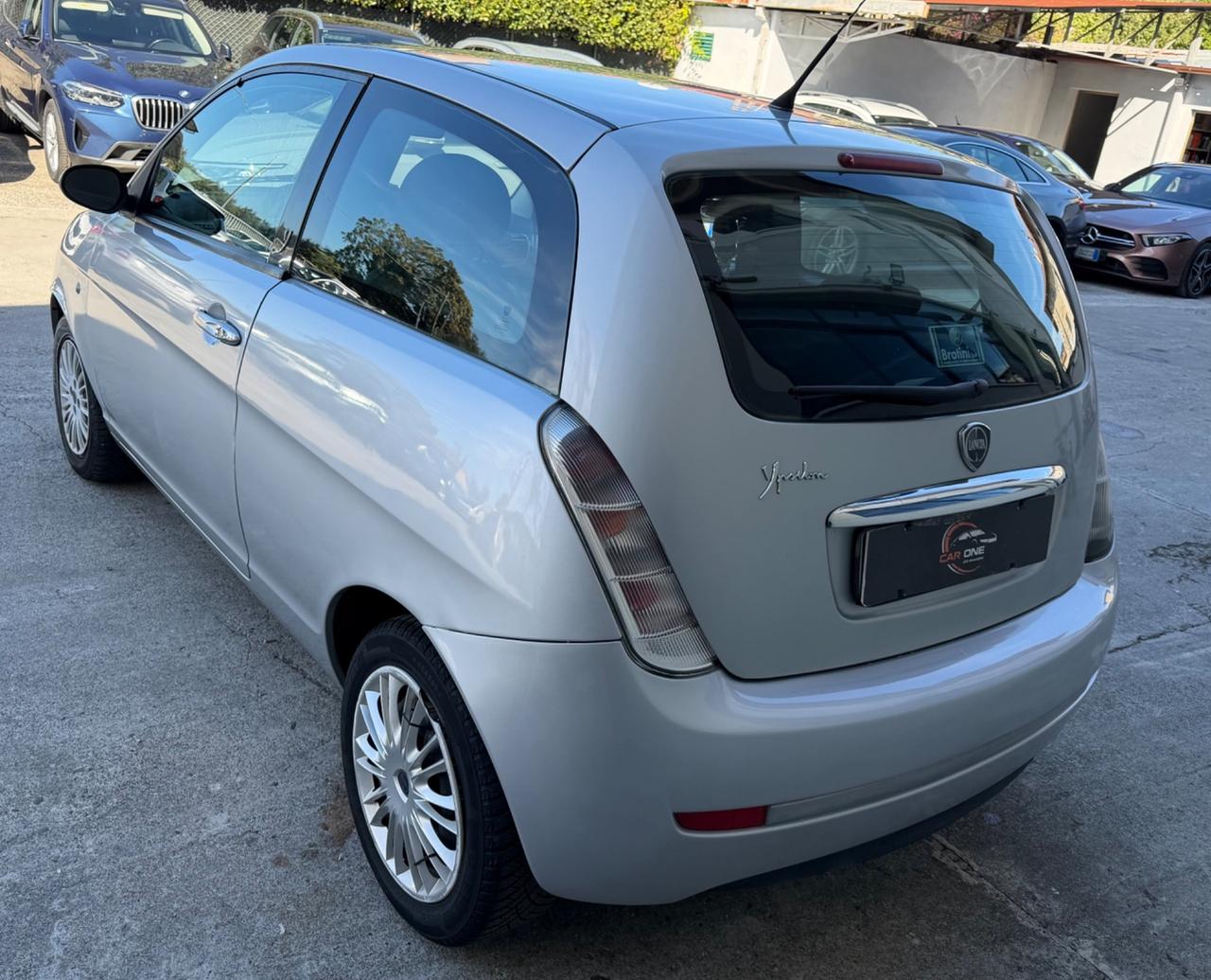 Lancia Ypsilon 1.2 versus