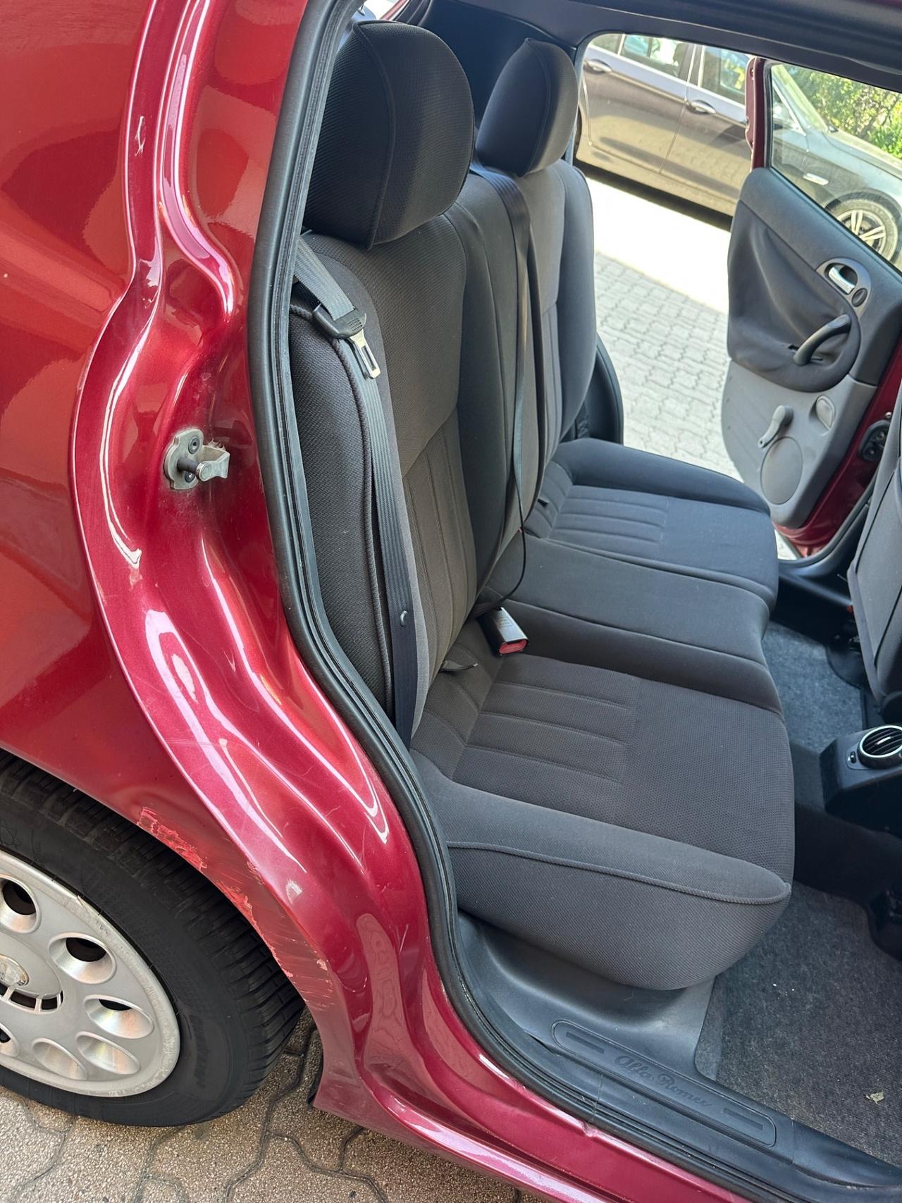 Alfa Romeo 147 1.6i 16V Twin Spark cat 5p. Distinctive