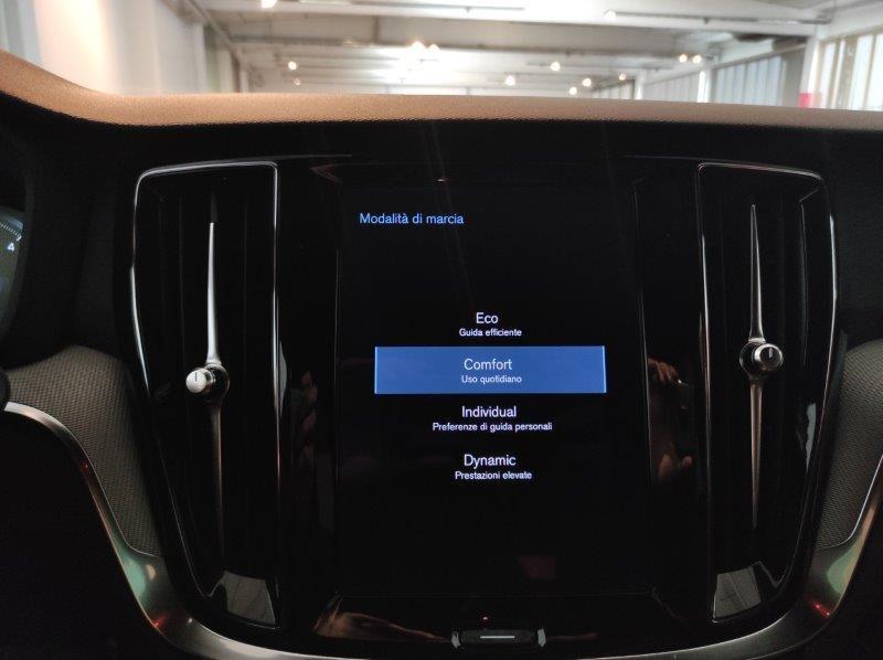 VOLVO V60 (2018-->) - V60 B4 (d) Geartronic R-Design