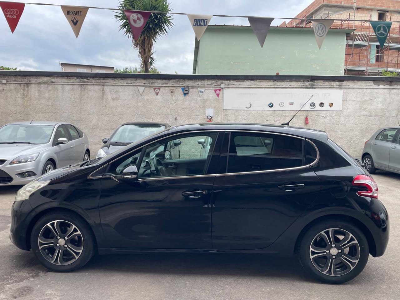 Peugeot 208 1.4 HDi 68 CV 5 porte Allure tetto nav gomme nuove