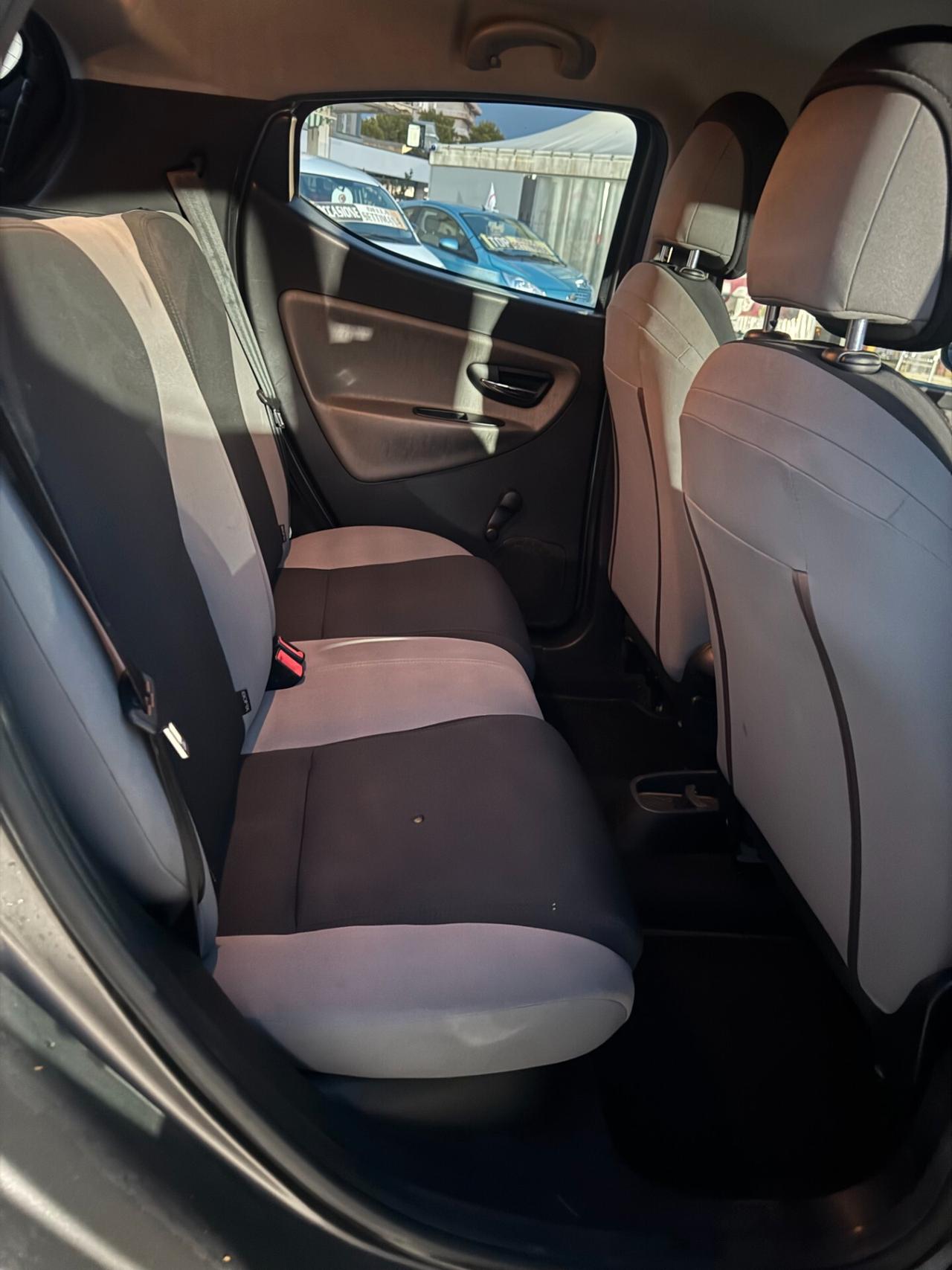 Lancia Ypsilon 1.3 MJT 75 CV Unyca