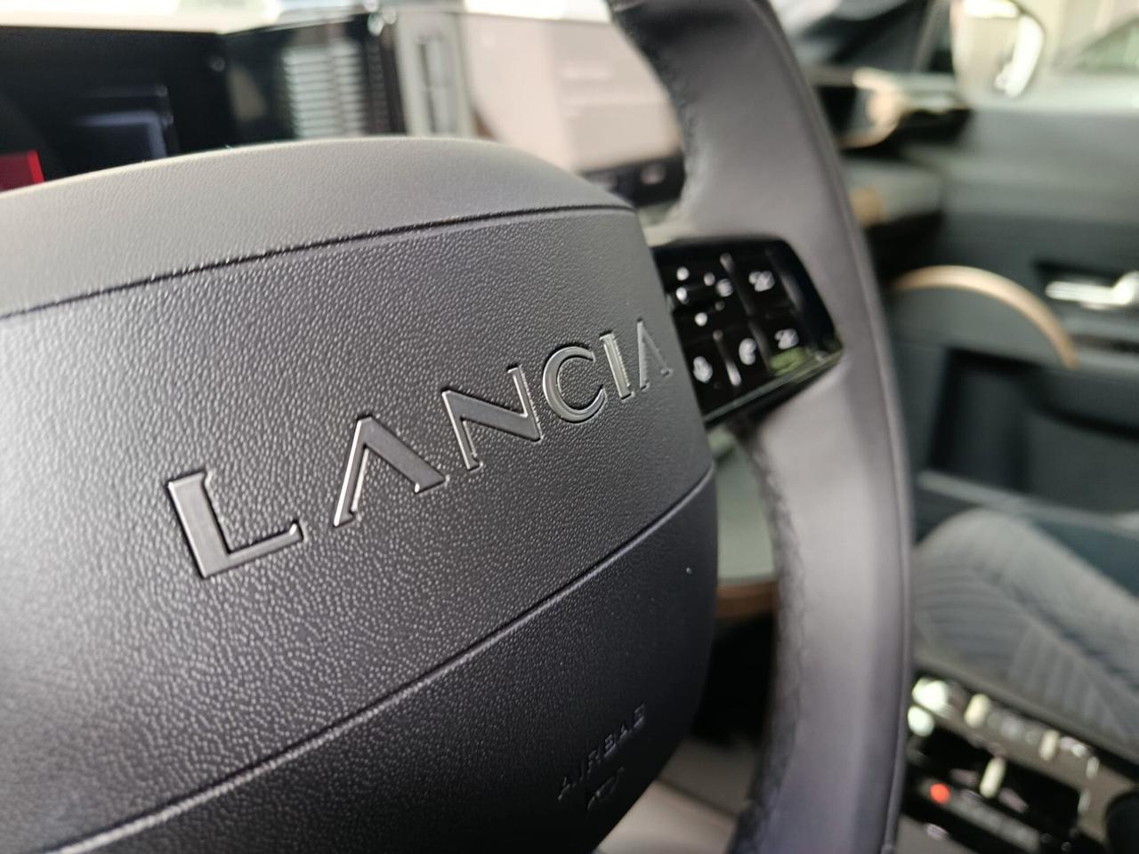 Lancia Ypsilon Hybrid e-DCT LX