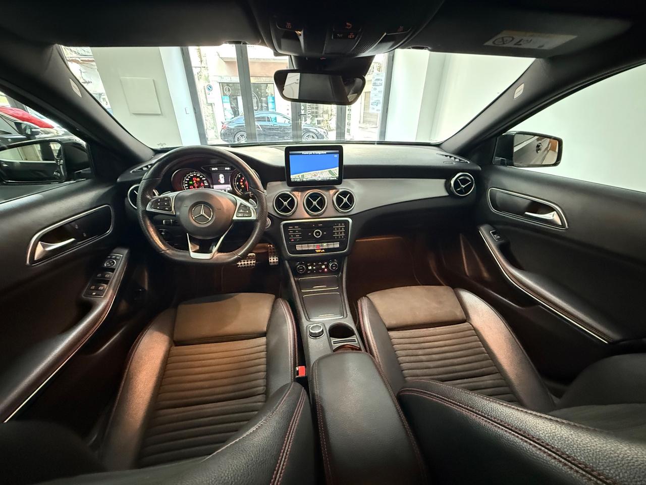 MERCEDES- BENZ GLA 200 D 136CV AMG PREMIUM PLUS 4MATIC