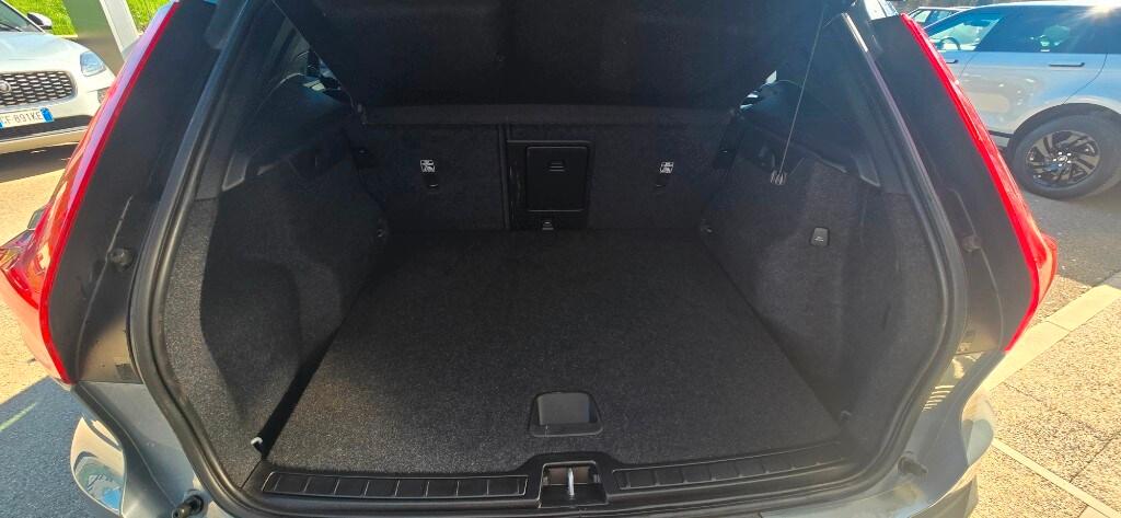 VOLVO XC40 (2017-->) XC40 T3 Geartronic Momentum