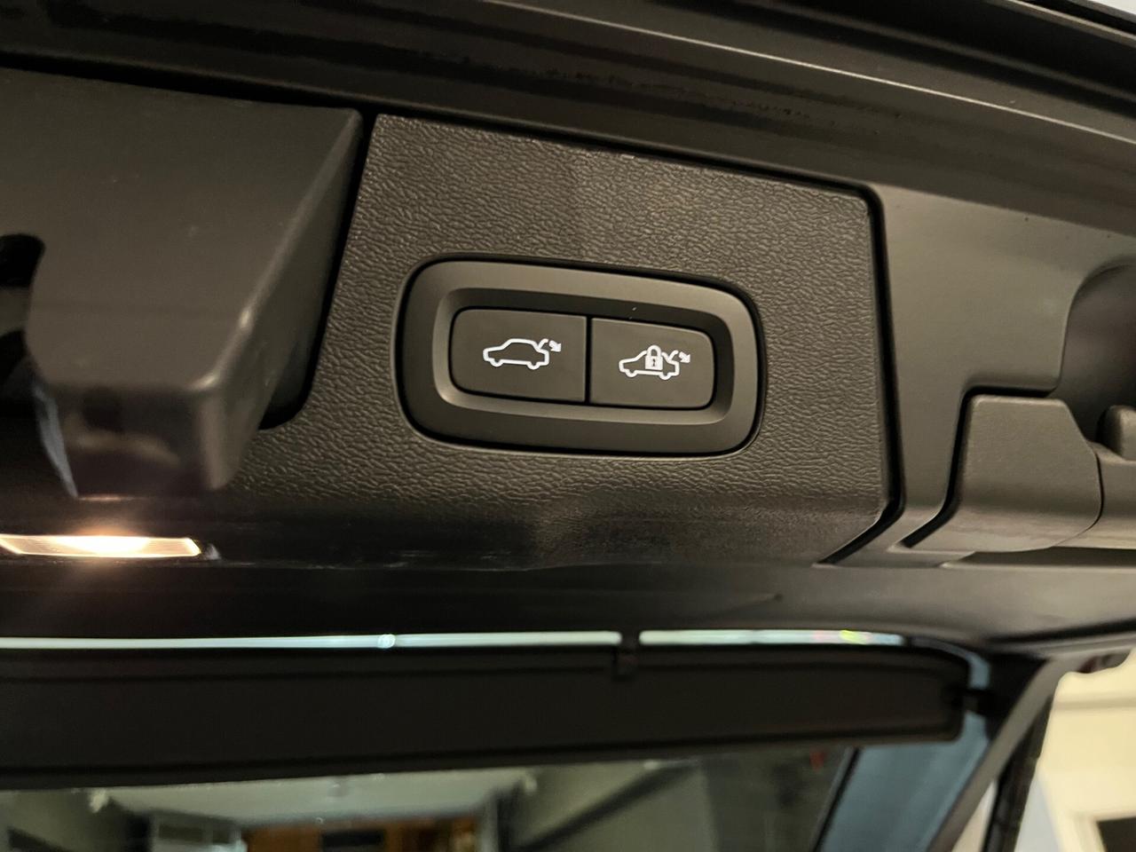 Volvo XC60 B4 (d) AWD automatico Ultimate Dark