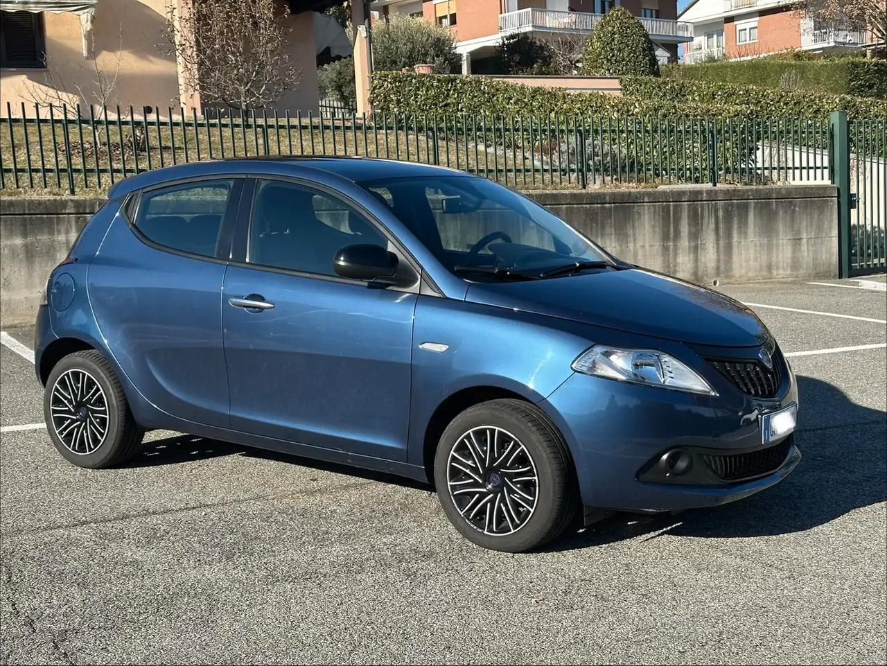 Lancia Ypsilon 1.0 Firefly Hybrid Silver