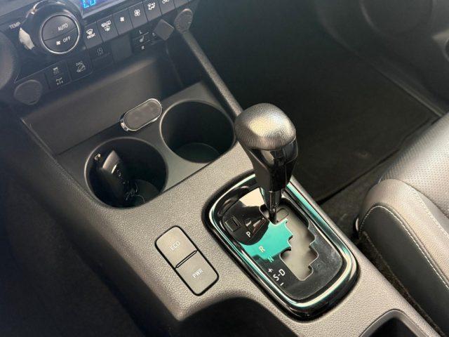 TOYOTA Hilux 2.8 D A/T 4WD 4 porte Double Cab Invincible