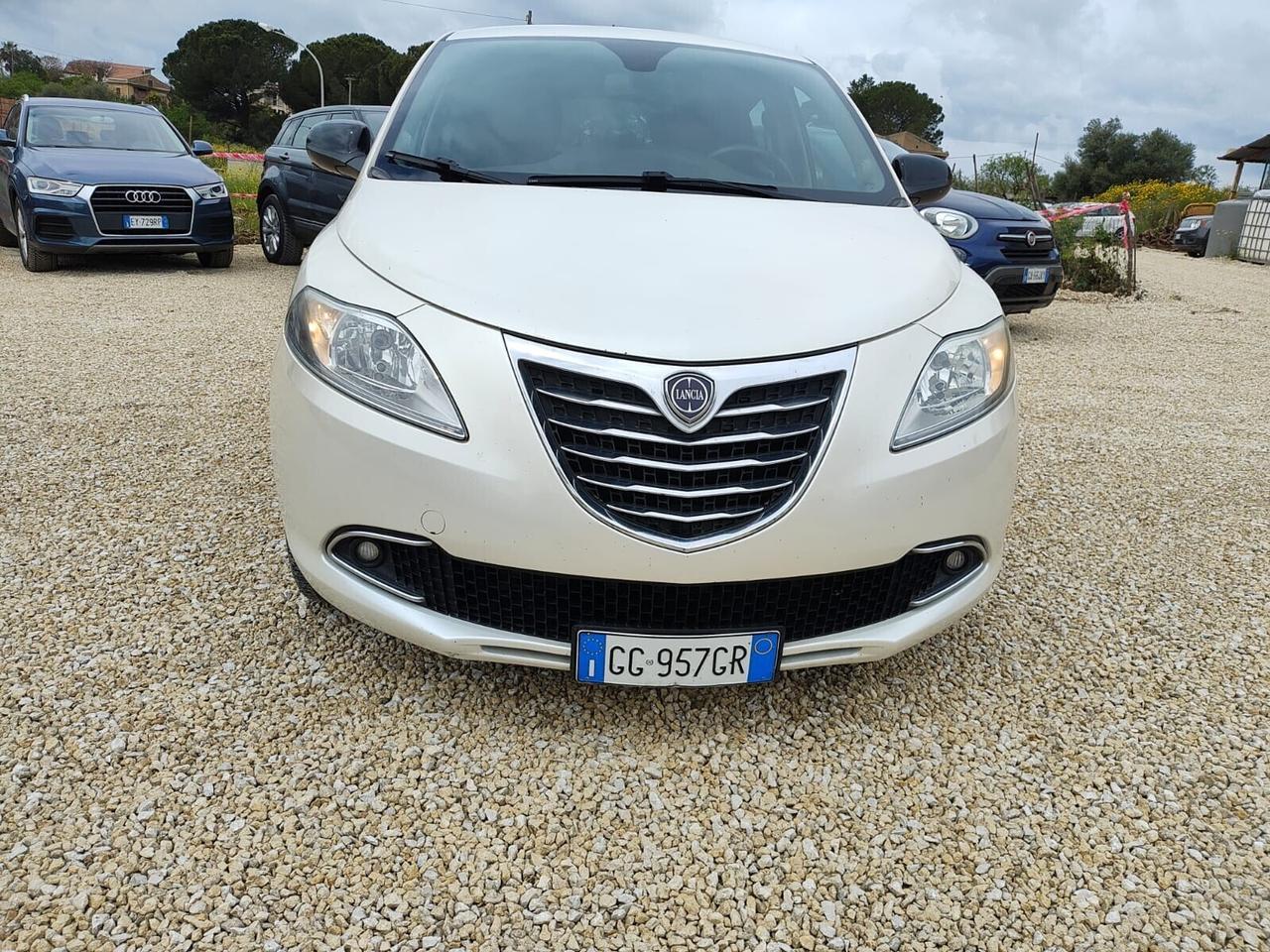 Lancia Ypsilon 0.9 TwinAir 85 CV bianco perla