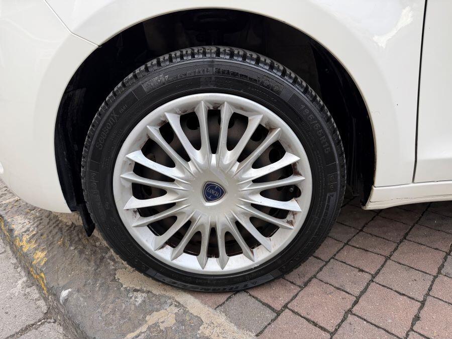 lancia ypsilon 1.2 gpl certificata uniproprietario